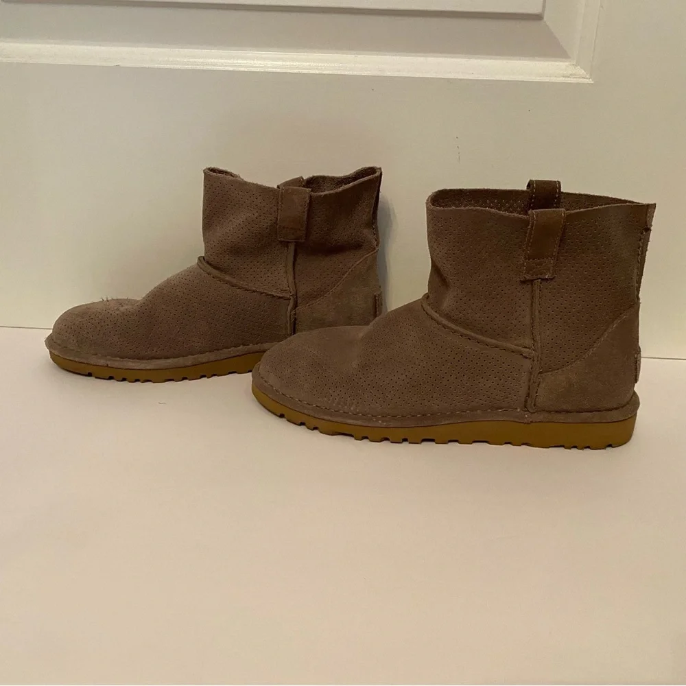 UGG WOMENS BOOTS BOOTIES GRAY PERFORATED SUEDE LEATHER LOW UNLINED SIZE 8 SHOES